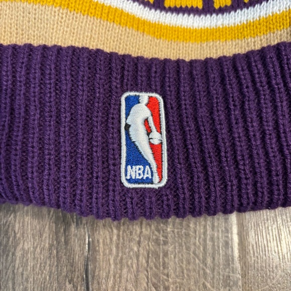 New Era Los Angeles Lakers Cuffed Knit Pom Beanie Hat Purple OSFM New With Tags - Picture 3 of 9